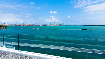 Una vista del mar y del puerto Miami