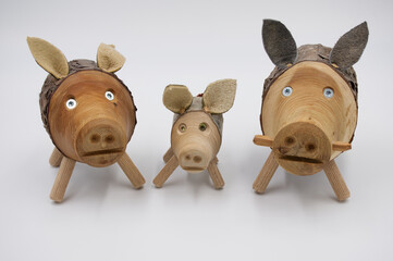 family of wooden pigs 