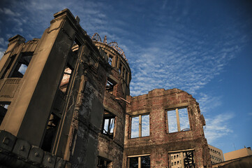 Fototapeta na wymiar Automne au Japon, à Hiroshima, vu sur le dome de la bombe atomique