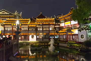Fototapeta premium Shanghai. The buildings in the Yuyuan garden at night.