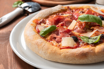 Deliziosa pizza con prosciutto cotto e scaglie di grana, Cibo Italiano 