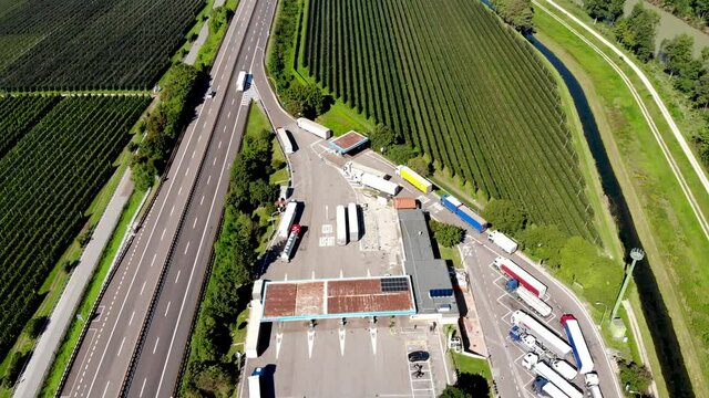 Rastst&auml;tte Rasthof in Italien Dolomiten Alpen Berge Autobahn Drohnenflug Wald Berglandschaft Schweiz &Ouml;sterreich Felder im Tal 4k