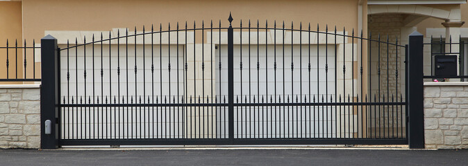 Portail métallique gris d'une maison	