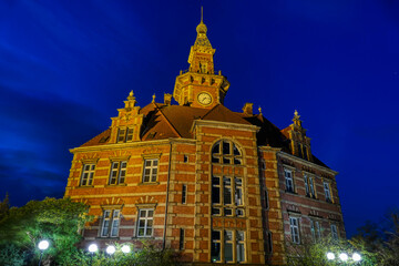 Historisches Hafengeb&auml;ude in Dortmund bei Nacht
