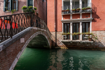 Fototapeta na wymiar Kanal, Brücke, Wohnhaus in Castello, Venedig