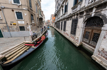 Fototapeta na wymiar wartender Gondoliere an einem Kanal in Santa Croce, Venedig 