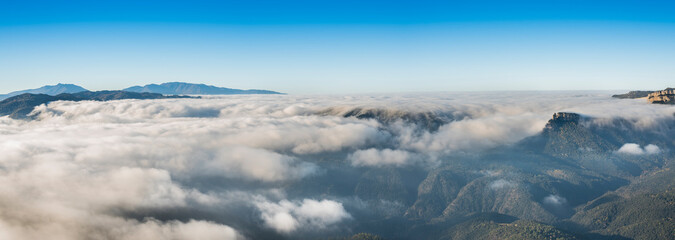 Nubes bajas en la montaña del Far, en Girona