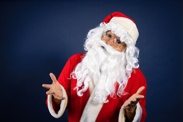 Retrato de papa noel explicando con traje tradicional alegre sonriente