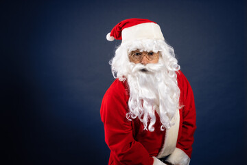 Retrato de papa noel señalando ofertas en traje típico navideño