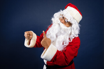 Retrato de papa noel señalando ofertas en traje típico navideño