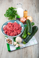 Ingredientes para cocinar calabacines rellenos de carne gratinados