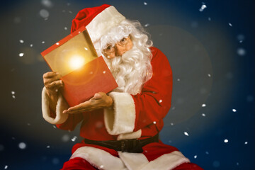 Retrato de papa noel con regalo brillo nieve en navidad