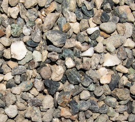 fundo feito com pedras espalhadas pelo chão com formas e cores variadas