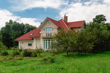 Fototapeta na wymiar Country house on a green meadow