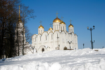 Fototapeta na wymiar Assumption church in Vladimir town, Russia, in winter 