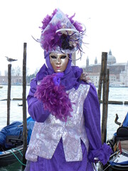 Fototapeta na wymiar Pink violet costume, gondolas, venetian carnival mask