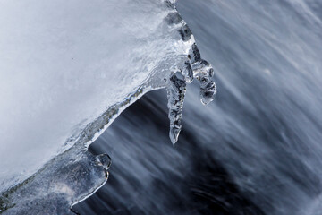 Eisformen durch Spritzwasser