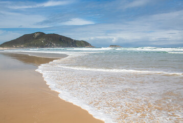 Ondas brancas em Praia tropical, Praia do Santinho,  Florianopolis,  Santa Catarina, Brasil, Florianópolis,