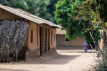 Casa tradicional de adobe del pequeño pueblo de Mlomp, en la región de Casamance, en el sur del...