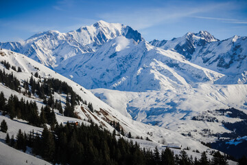 Fototapeta na wymiar les saisies en hiver station de ski, haute montagne et neige en hiver dans les alpes françaises