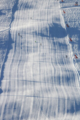 piste de ski déserte dans les alpes françaises à cause du confinement et de 'épidémie de covid-19