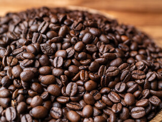 Frisch gerösteter Kaffee in Holzschüssel