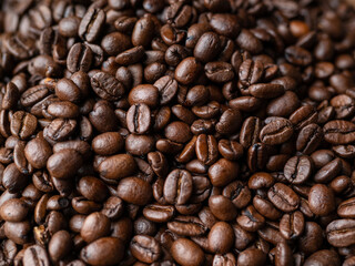 Frisch gerösteter Kaffee in Holzschüssel