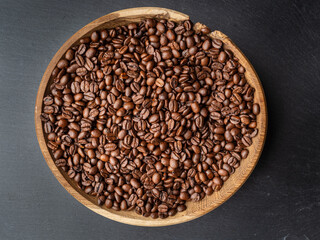 Frisch gerösteter Kaffee in Holzschüssel