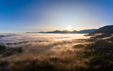 Fototapeta na wymiar Nebel im Voralpenland beim Sonnenaufgang
