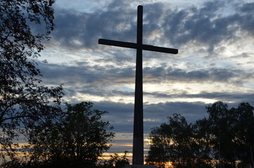 Ein Kreuz im Abendhimmel 