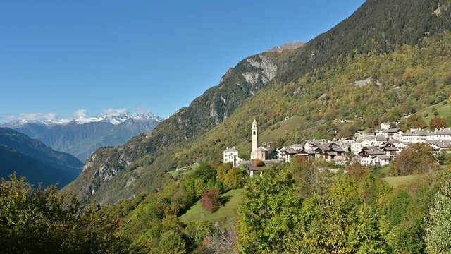 Aussicht &uuml;ber das Bergell Tal und Soglio im Herbst Graub&uuml;nden, Schweiz