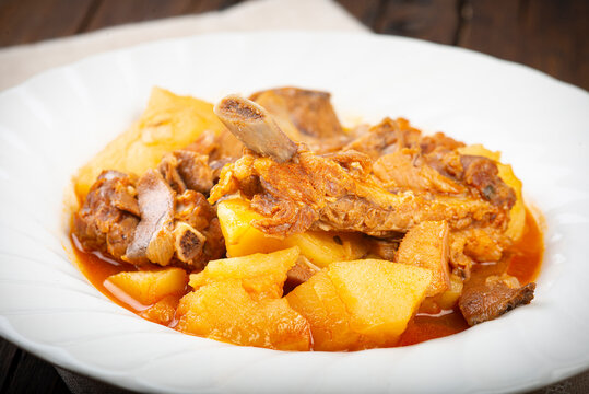 Guiso estofado de patatas con carne, costilla de cerdo y n&iacute;scalos