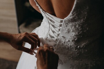 Wiązanie sukni ślubnej przygotowania do ślubu