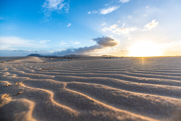 Plaża o zachodzie słońca na Wyspach Kanaryjskich