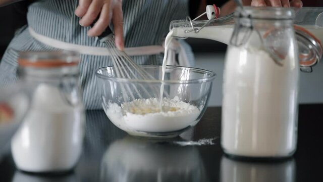 Faire des cr&ecirc;pes ou des g&acirc;teaux. (&OElig;uf, lait, farine)