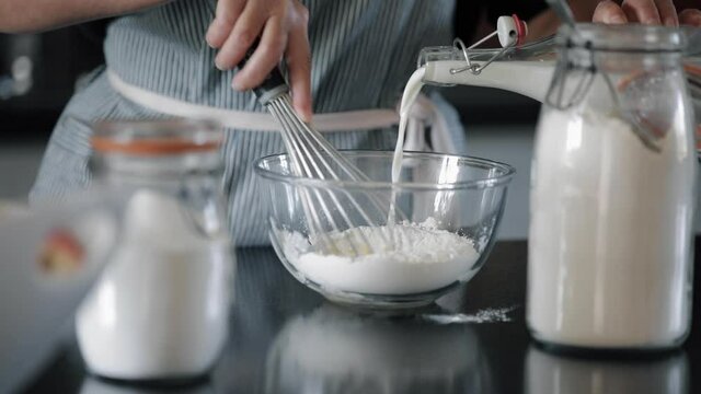 Faire des cr&ecirc;pes ou des g&acirc;teaux. (&OElig;uf, lait, farine)