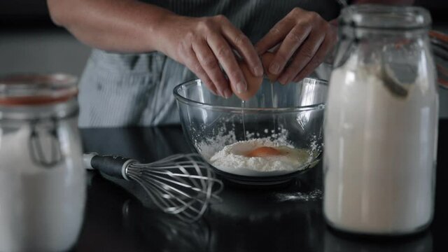 Faire des cr&ecirc;pes ou des g&acirc;teaux. (&OElig;uf, lait, farine)