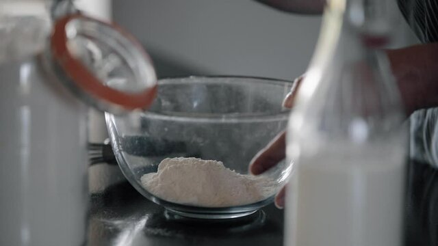 Faire des cr&ecirc;pes ou des g&acirc;teaux. (&OElig;uf, lait, farine)
