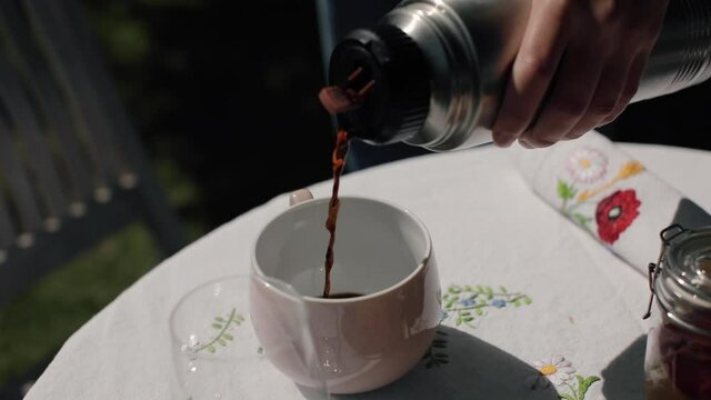 Mettre du caf&eacute; pour le petit d&eacute;jeuner