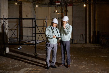 現場で働く作業員 Wall Mural Wallpaper Murals Wallsheaven Siro46