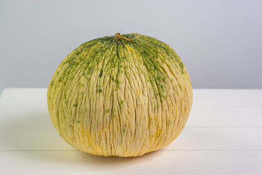 Melo cassaba - winter variety of melon. It have smooth rinds and do not have a musky odor. It is the third most popular type of melon, after the watermelon and cantaloupe.