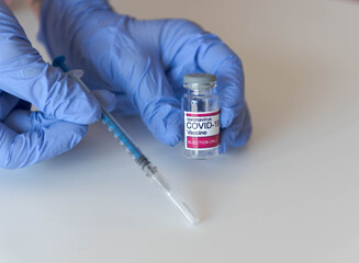 manos preparando jeringa y vacuna, para coronavirus covid 19.