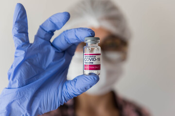 manos de enfermera, muestra en primer plano, vacuna para coronavirus covid 19