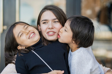 笑顔ではしゃぐ親子