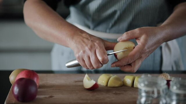 Faire une salade de fruits dans la cuisine