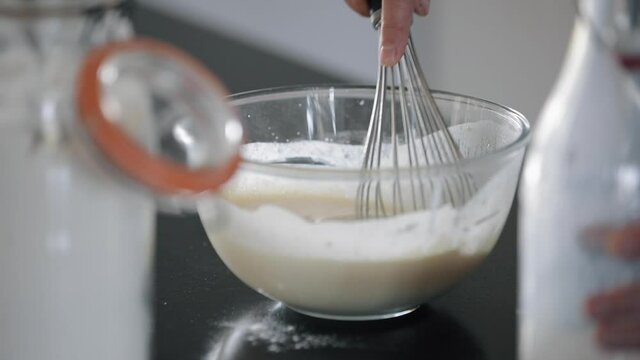 Faire des cr&ecirc;pes ou des g&acirc;teaux. (&OElig;uf, lait, farine)