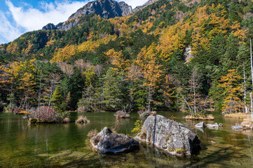 晴天の上高地 黄葉の山々と明神池