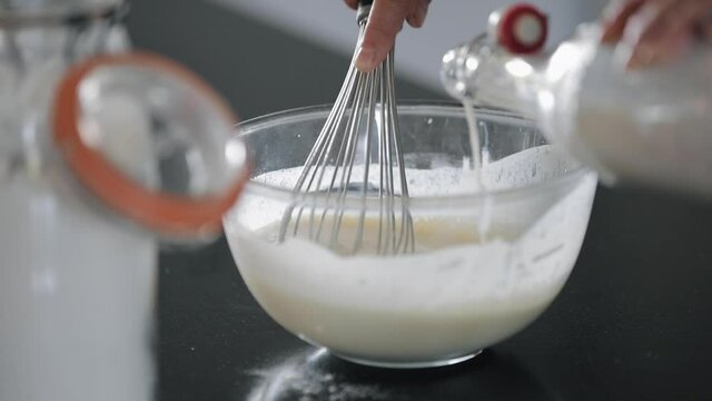 Faire des cr&ecirc;pes ou des g&acirc;teaux. (&OElig;uf, lait, farine)