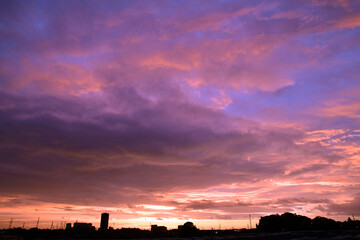 ダイナミックな朝焼けです。秋の空。背景素材