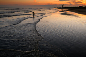 夕暮れの九十九里浜とサーファー